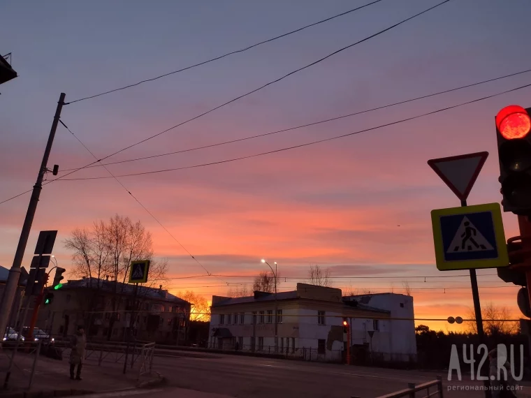 Фото: Кузбассовцы делятся кадрами ярко-красного рассвета: синоптики объяснили, о каких переменах погоды он предупреждает 5