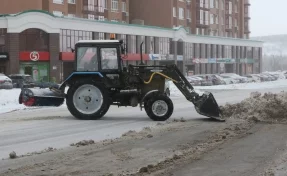 В Кемерове 137 спецмашин чистят дороги от снега