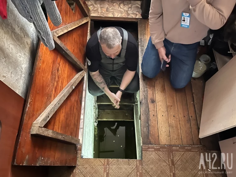 Фото: То ли подвал, то ли аквариум. Как беловчане живут в затопленных домах перед зимой 1