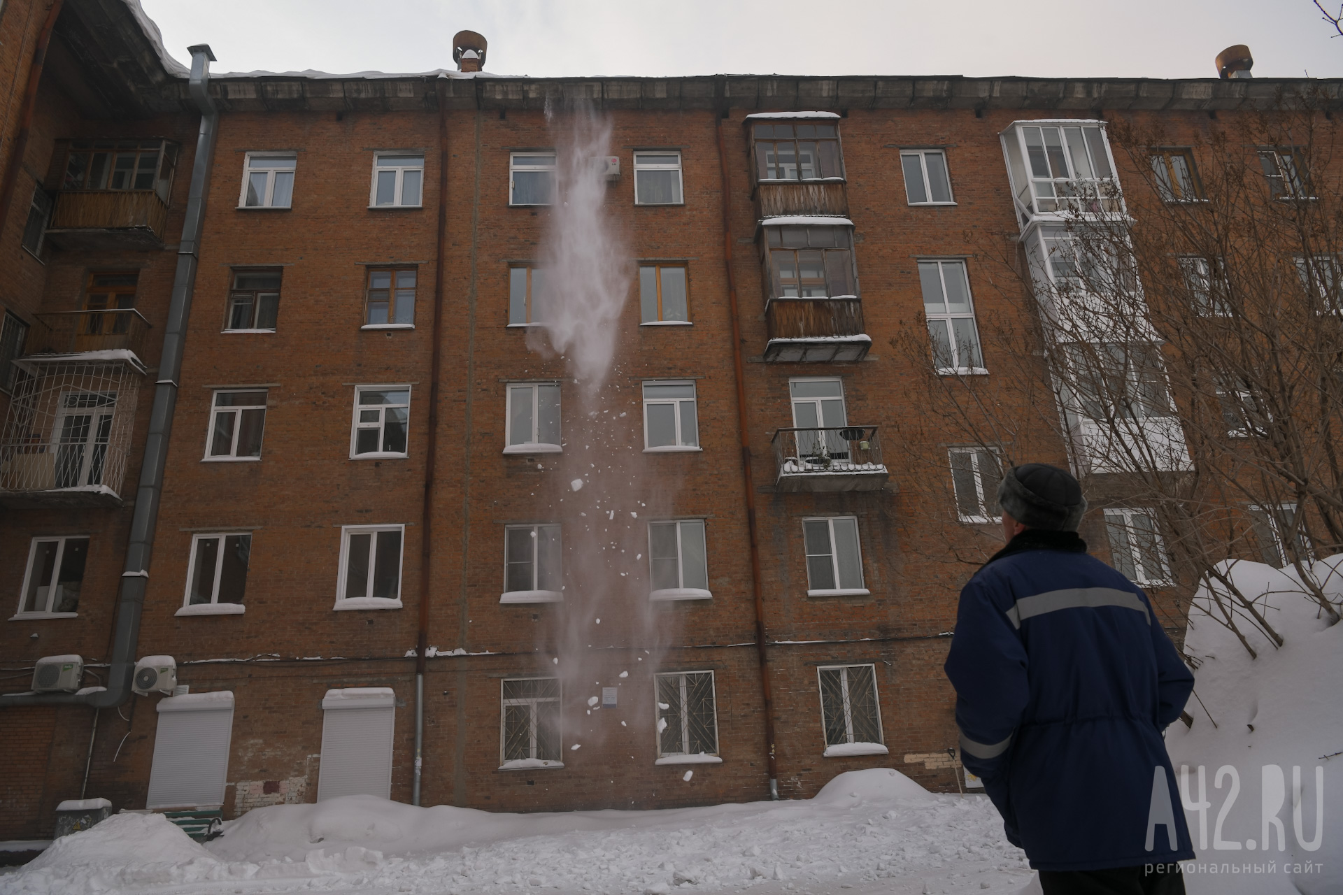 Более 2 тысяч жалоб на снег, дороги и отопление написали кузбассовцы в праздники