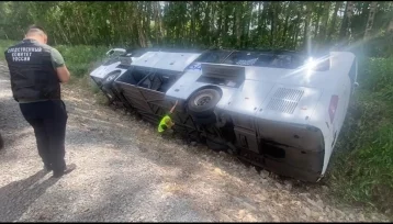 Фото: Автобус Юрга — Кемерово опрокинулся на трассе: судить будут водителя и медработницу транспортной компании 1