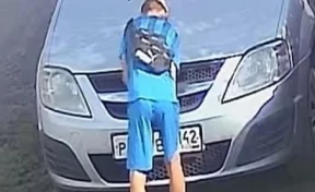 В Кузбассе школьник повредил эмблему припаркованного авто и попал на фото: наказали родителей