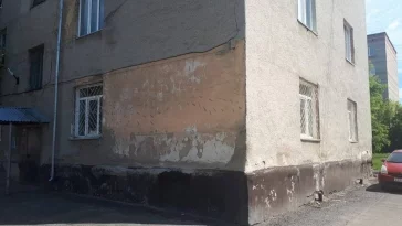 Фото: Выпадают кирпичи: кемеровчане пожаловались на повреждённый угол дома 3