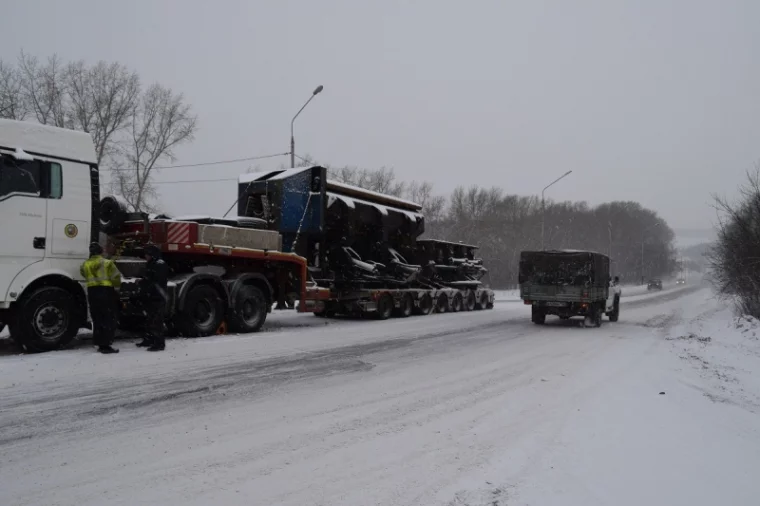 Фото: В Кузбассе грузовик заглох из-за мороза на въезде в город 2