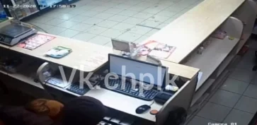Фото: В Кузбассе нападение на продавца магазина попало на видео 3