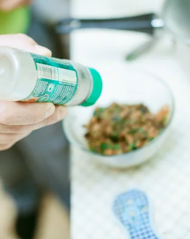 Пересаливание пищи и курение: врач назвал привычки, которые могут спровоцировать ухудшение слуха