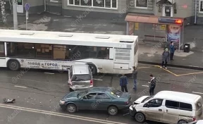 В Новокузнецке столкнулись три иномарки и автобус