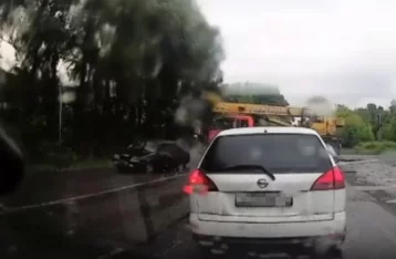 Фото: В Кузбассе момент столкновения автовышки и легкового автомобиля попал на видео 1