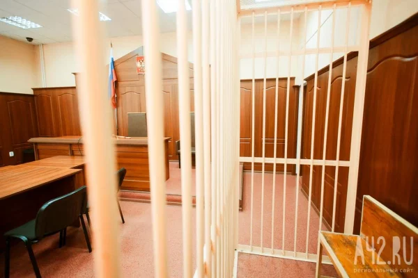 В Петербурге 6 мужчин обвинили в развращении и сексе с 13-летней девочкой