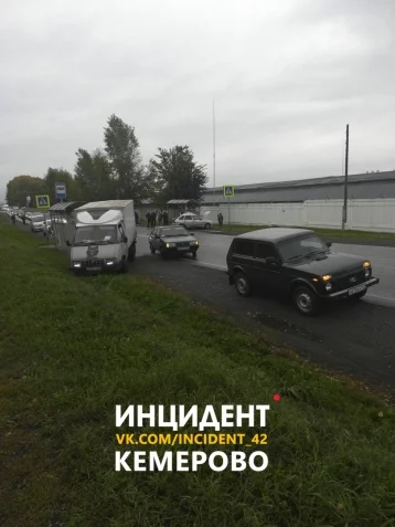 Фото: В Кемерове ВАЗ врезался в остановку: есть пострадавшие 4