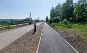 В Кузбассе дети ходили в школу по дороге без тротуара: вмешалась прокуратура