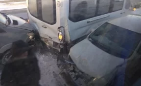 На кузбасской трассе столкнулись семь машин, два микроавтобуса и автобус с пассажирами