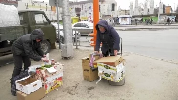 Фото: Власти Кемерова проверили стихийный рынок на остановке «Швейная фабрика» 2