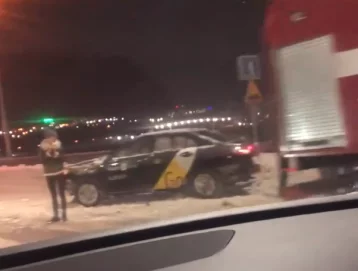 Фото: Последствия ДТП с такси на Кузбасском мосту в Кемерове сняли на видео 1