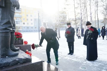 Фото: Сергей Цивилёв возложил цветы в память о погибших на кузбасской шахте «Листвяжная» 1