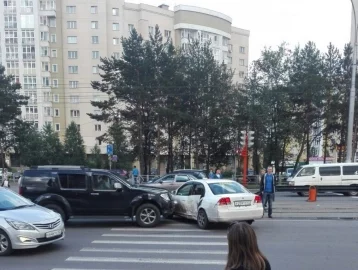 Фото: В Кемерове на проспекте Шахтёров столкнулись две иномарки 1