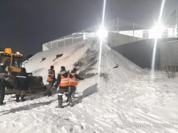 Фото: В Новокузнецке дети устроили опасные игры у нового футбольного манежа на Запсибе 2