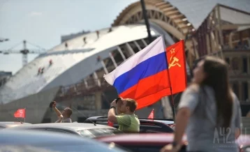 Фото: В Кемерове 300 автомобилей выстроились в виде числа 75 и установили рекорд России 2