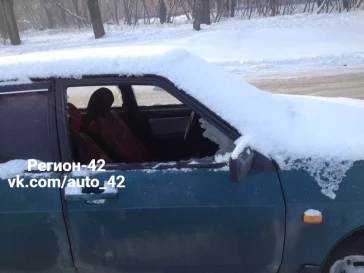 Фото: Соцсети: в Кемерове хулиганы разбили стёкла у нескольких автомобилей 2