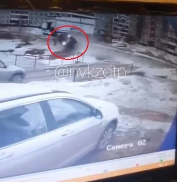 Фото: Момент ДТП с упавшим в реку автомобилем в Новокузнецке попал на видео 1