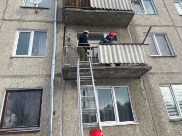 Фото: В Кузбассе спасатели вошли в квартиру через окно, чтобы помочь больной женщине 1