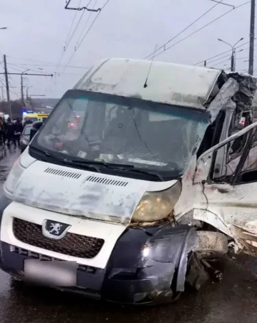 В Туле на месте смертельного ДТП с трамваем и маршрутками работают 12 бригад скорой помощи