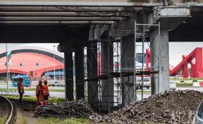 Кемеровчане попросили заделать провалы на Кузбасском мосту: комментарий мэрии