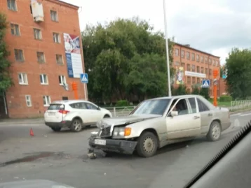 Фото: В Кемерове столкнулись кроссовер и Mercedes 1