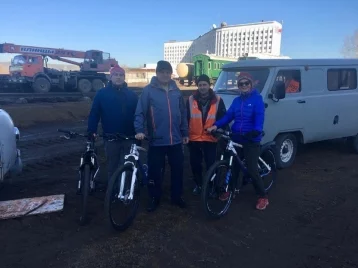 Фото: Губернатор Кузбасса вместе с мэром Кемерова совершили велосипедную прогулку по городу  1