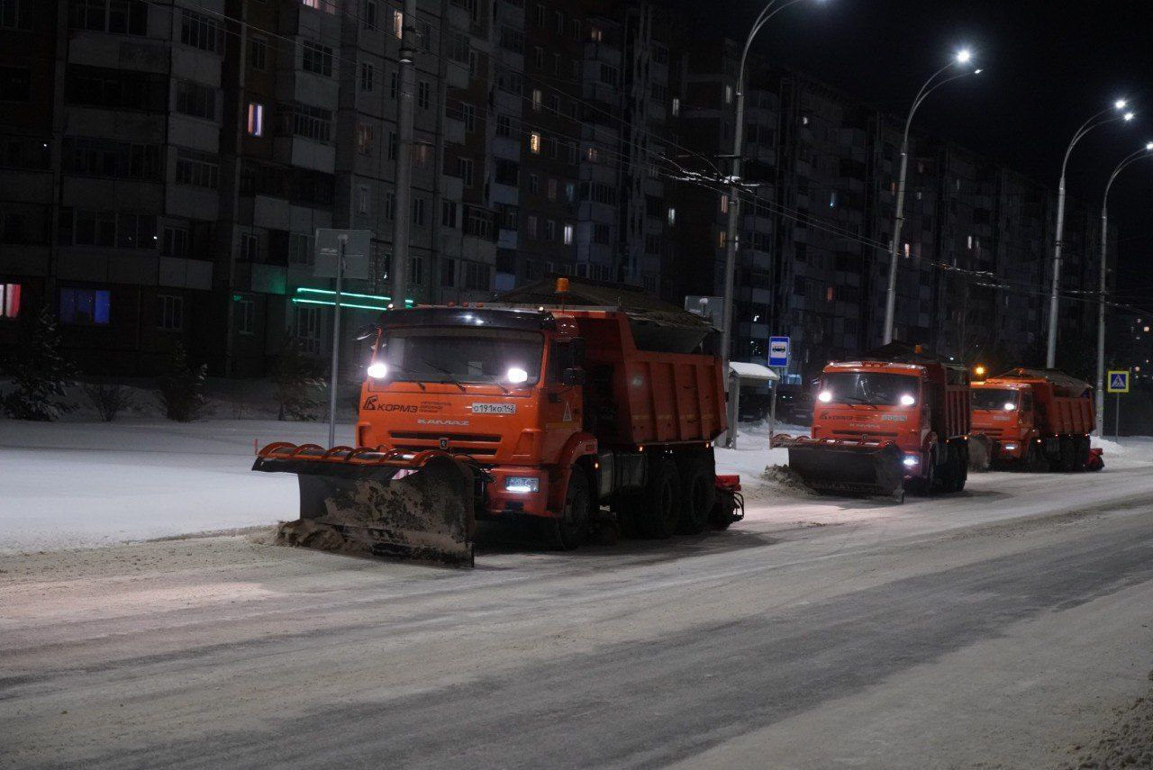 В Кемерове 114 единиц техники и около 200 рабочих чистят дороги от снега