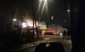 В Кемерове горит двухэтажное здание автосервиса