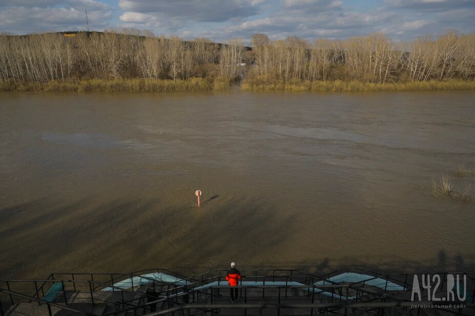 В Новокузнецке до критической отметки уровня воды в реке Томь остался один метр