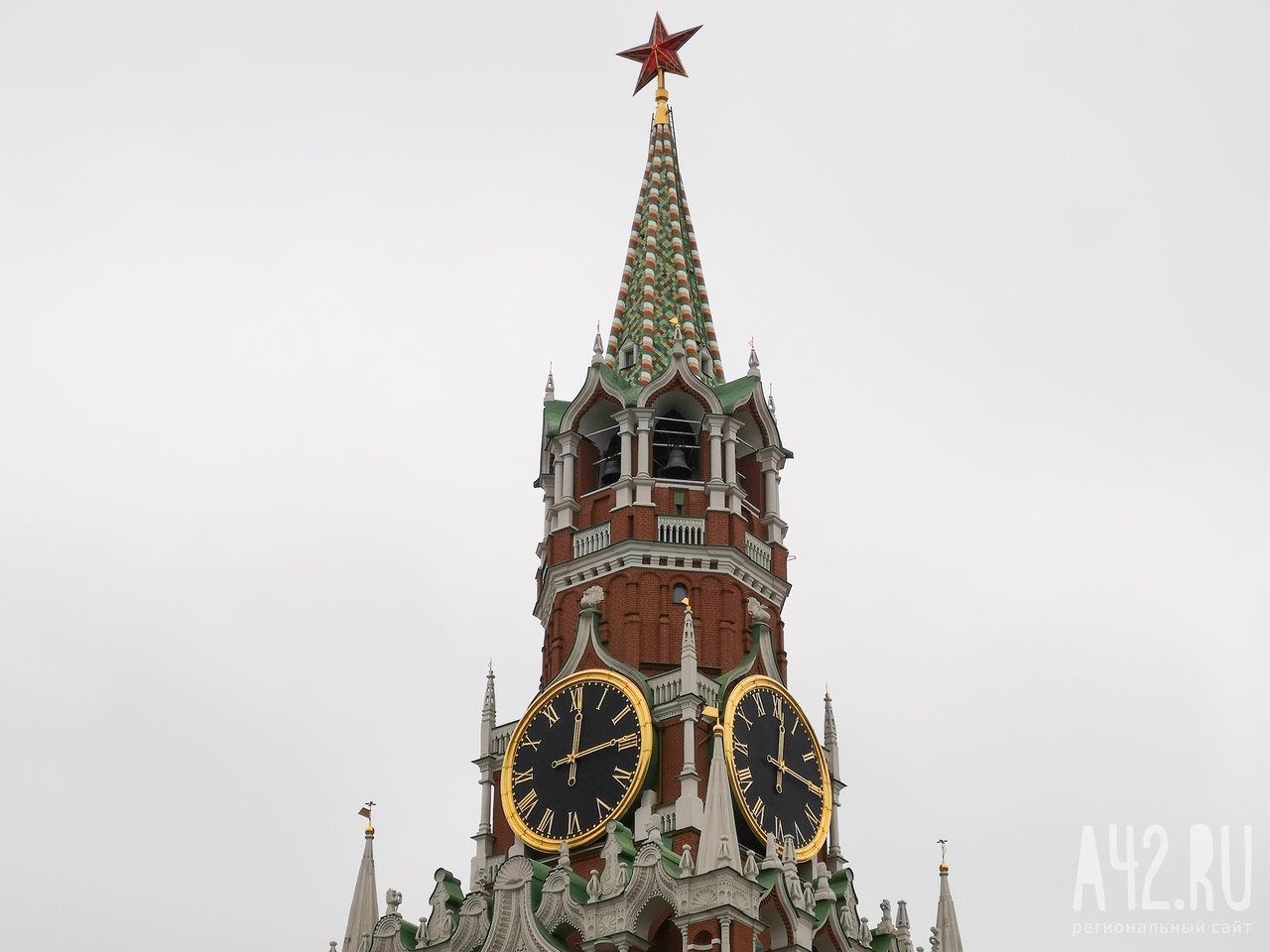 В руках были нож и перцовый балончик: в центре Москвы из окна выпал известный блогер