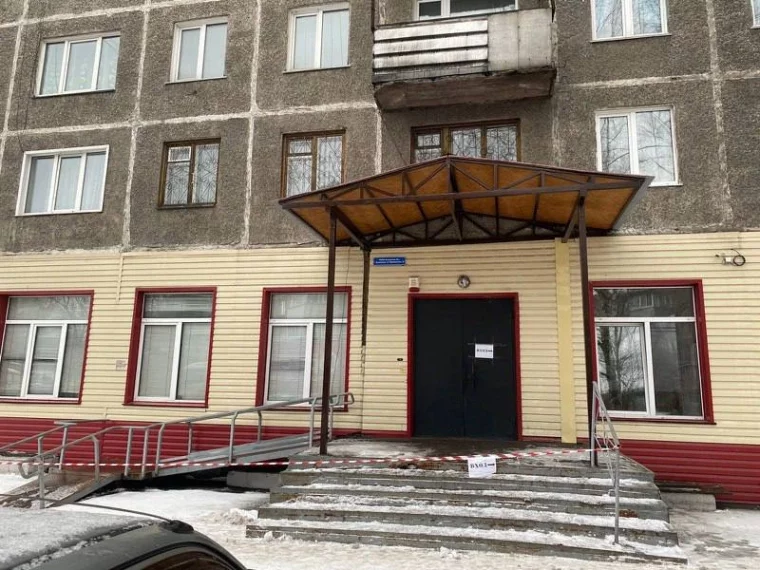 Фото: В Новокузнецке аварийный козырёк в поликлинике отремонтировали после вмешательства прокуратуры 2