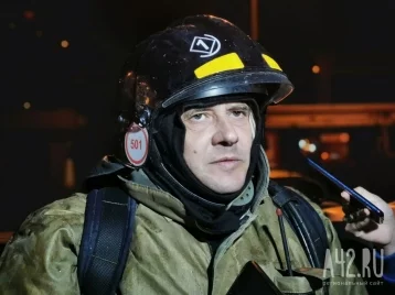 Фото: Угрозы распространения огня нет: в МЧС прокомментировали пожар в автосалоне в Кемерове 1
