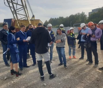 Фото: В Кемерове рабочие отказались спускаться со строительного крана из-за долгов по зарплате 1