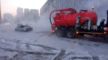 Фото: «Машины вмёрзли в лёд»: кемеровчане пожаловались на коммунальную аварию на Пионерском бульваре 1