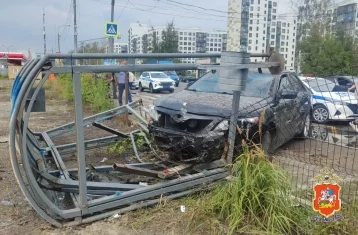 Фото: 20-летний парень на Camry врезался в остановку в Московской области: пострадали двое 1