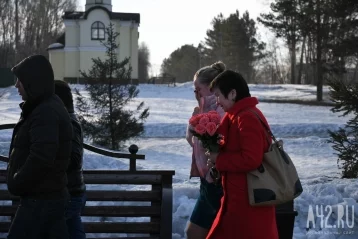 Фото: Начались первые похороны погибших на пожаре в кемеровской «Зимней вишне» 4
