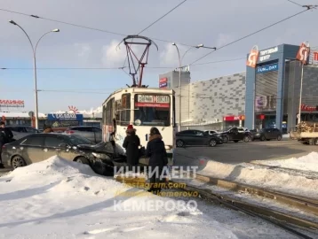 Фото: Трамвай протаранил Toyota возле крупного ТЦ в Кемерове 1