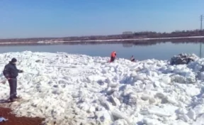 В Кузбассе пьяную женщину без одежды и обуви сняли со льдины