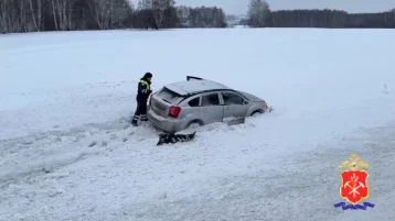 Фото: В Кузбассе на трассе сотрудники ГАИ помогли водителю, съехавшему в кювет 1
