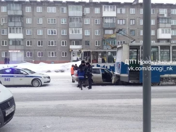 Фото: В Новокузнецке столкнулись трамвай и легковой автомобиль 2