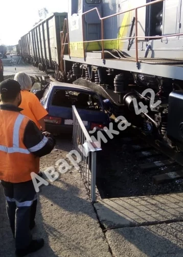 Фото: В Кузбассе автомобиль врезался в поезд на переезде 1
