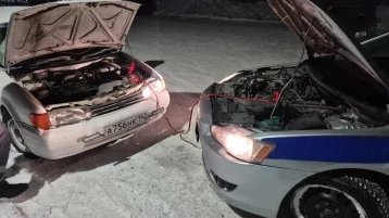 Фото: В Кузбассе экипаж ДПС помог водителю с заглохшим авто из-за севшего аккумулятора 1