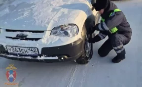 Пожилой кемеровчанин застрял на дороге в -35, ему помогли сотрудники ДПС