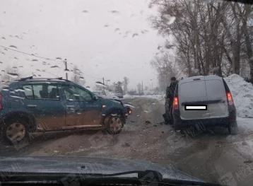 Фото: Момент серьёзного лобового ДТП в Кемерове попал на видео 1