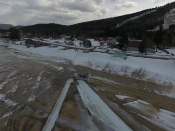 Фото: В Кузбассе с помощью аэробота ликвидировали ледовый затор на реке 1