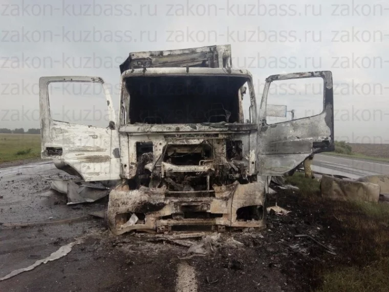 Фото: На новокузнецкой трассе столкнулись фуры: одна из них сгорела 5
