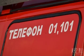 Фото: Деревянный барак загорелся в Кузбассе: пожар попал на видео 1